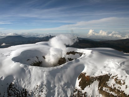 Fotografía del cráter del volcán Nevado del Ruiz.