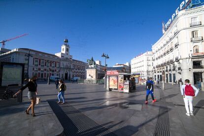 Ambiente en la céntrica Puerta del Sol de Madrid, esta mañana, antes de que el Consejo de Ministros decretase el estado de Alarma.