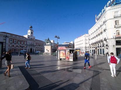 Ambiente en la céntrica Puerta del Sol de Madrid, esta mañana, antes de que el Consejo de Ministros decretase el estado de Alarma. 
