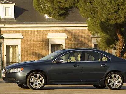 El nuevo S80 se parece mucho al anterior, pero tiene una imagen más refinada y deportiva. Destacan las formas abombadas del capó delantero y el pliegue de las puertas, que definen su personalidad.