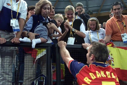 Juegos Olímpicos Sydney 2000. El capitán de la selección española de balonmano Iñaki Urdangarín, recibe a su hijo Juan Valentín de brazos de su abuela la reina Sofía, en presencia de su esposa la infanta Cristina de Borbón, después de que España ganará a Yugoslavia por 26-22, en el partido por la medalla de bronce. Urdangarín se retiró del balonmano de competición tras los juegos y este encuentro fue el último de su carrera.