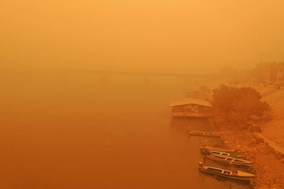 Fotografía tomada el 16 de mayo a las orillas del río Tigris en la capital iraquí de Bagdad durante una gran tormenta de arena.