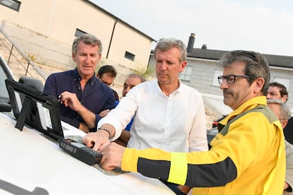 El presidente del PP, Alberto Núñez Feijóo (izquierda), y el jefe del Ejecutivo de la Xunta, Alfonso Rueda (centro), en un puesto de mando en Chandrexa de Queixa (Ourense) la pasada semana.