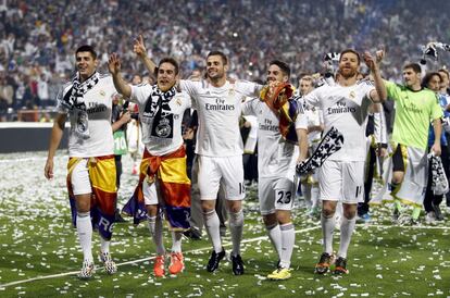 Un grupo de jugadores del Real Madrid se pasea por el c&eacute;sped del Bernabeu durante la celebraci&oacute;n.