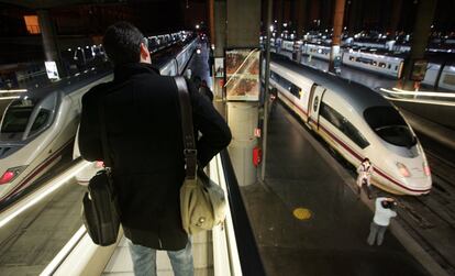 Un pasajero en la estación de Atocha de Madrid, poco antes de la salida del viaje inaugural del AVE Madrid-Barcelona
