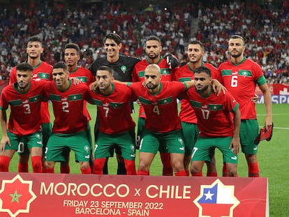 El equipo de Marruecos posa antes de un partido.