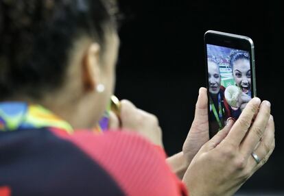 Las gimnastas de Estados Unidos Lauren Hernández y Madison Kocian se toman una autofoto con la medalla de oro conseguida.