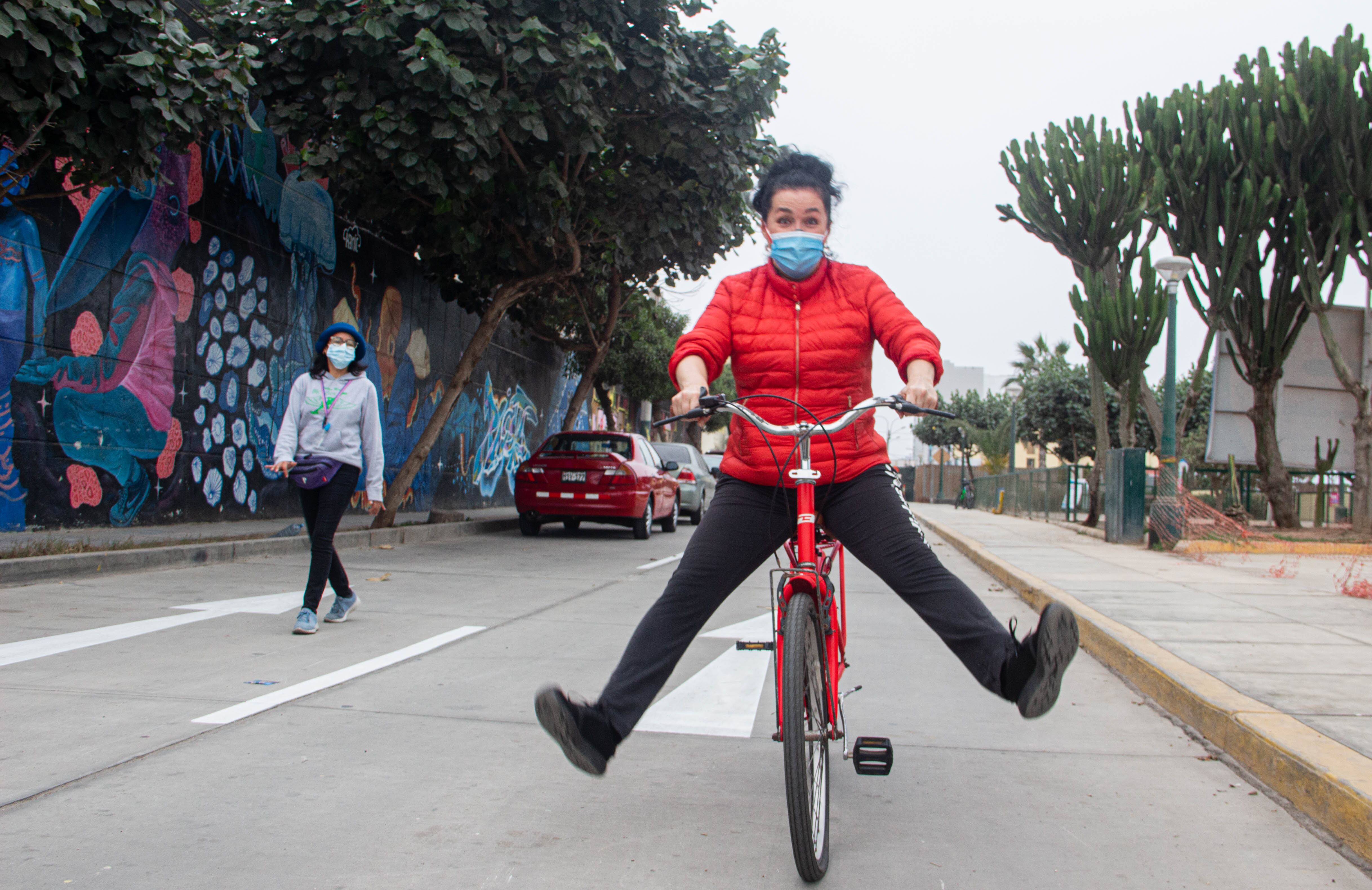 La actriz Kathy Serrano en plena clase para aprender a montar en bicicleta. Un prejuicio aún persistente hizo que no lo aprendiera de niña.