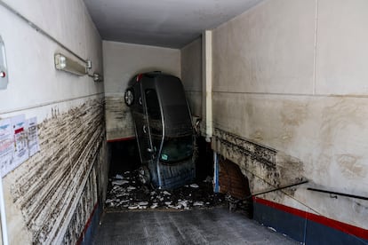 Vehículo arrastrado por la corriente en un garaje de Casarrubios del Monte.