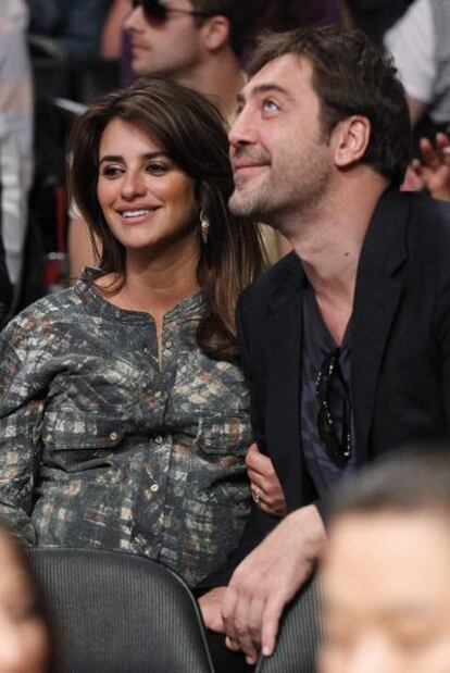 Cruz and Bardem, at a basketball match in Los Angeles at Christmas.