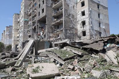 Vista general del edificio destruido después de ser alcanzado por un misil en la ciudad ucrania de Serhiivka.