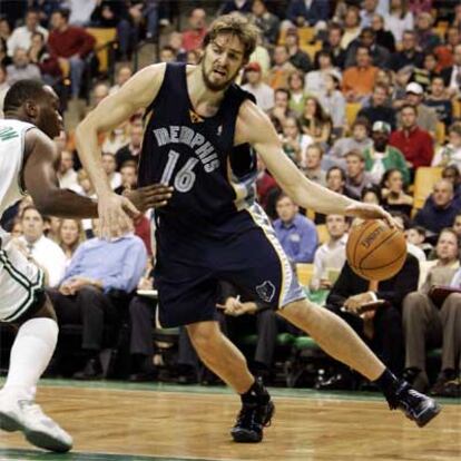 Pau Gasol, en un momento del partido de los Grizzlie ante los Celtics.