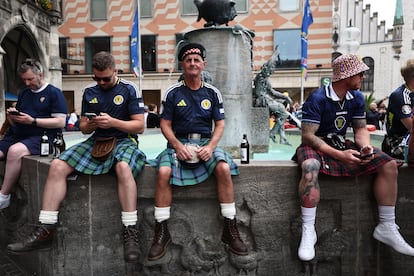 Seguidores del Escocia esperan en el Marienplatz, antes del partido de este viernes. 