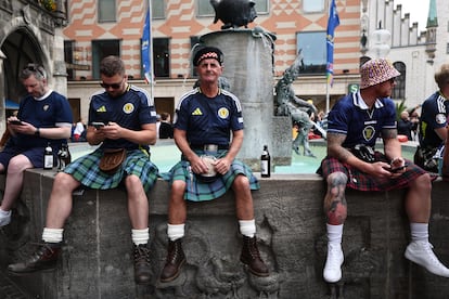 Seguidores del Escocia esperan en el Marienplatz, antes del partido de este viernes.