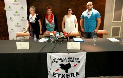Representantes de Etxerat en la rueda de prensa que han ofrecido en Bilbao.