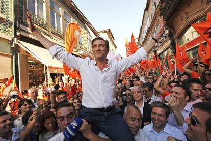 El candidato del PSD, Pedro Passos Coelho, es cargado por sus seguidores en un acto de campa?a en Oporto.