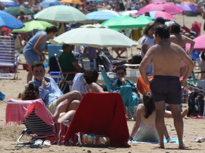 The beach in Chipiona (Cádiz) on the first weekend after Spain lifted its state of alarm. 
