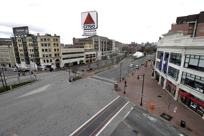 Kenmore Square un lugar habitualmente lleno de coches y transeúntes aparece hoy desierta durante la operación policial en Boston.