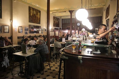 <b>Cafè del centre </b>El Cafè del Centre, al carrer Girona, 69, és també un dels més antics de la ciutat, va néixer el 1873. Conserva les taules, alguns mobles originaris, i fins i tot ampolles antigues, i només s'ha reformat una vegada, durant la dècada dels seixanta. S'hi fan tertúlies literàries, presentacions de llibres i actuacions musicals, presidides pel seu piano.