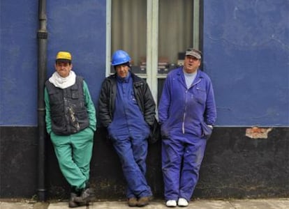 Tres trabajadores de la Naval en Gijón, durante un momento de su encierro.