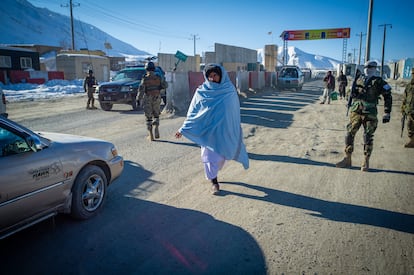 Taliban fighters check vehicles and passengers at a security checkpoint on the road to Wardak province, at the western gate on January 14, 2022