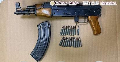 Una de las armas de fuego y municiones decomisadas durante el operativo.