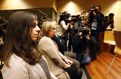 Laia M. (l) appeared in a Girona court with her parents to answer charges of “acoustic contamination” filed by prosecutors.