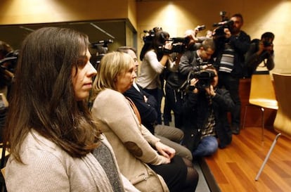 Laia M. (l) appeared in a Girona court with her parents to answer charges of &ldquo;acoustic contamination&rdquo; filed by prosecutors. 