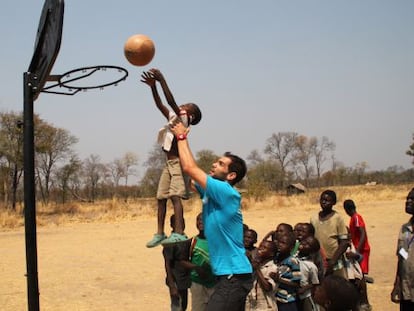 Calder&oacute;n, jugador de la NBA y la selecci&oacute;n espa&ntilde;ola, viaj&oacute; a Zambia con Unicef.