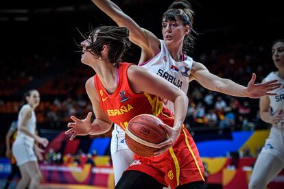 Raquel Carrera intenta superar a Krajisnic. fiba