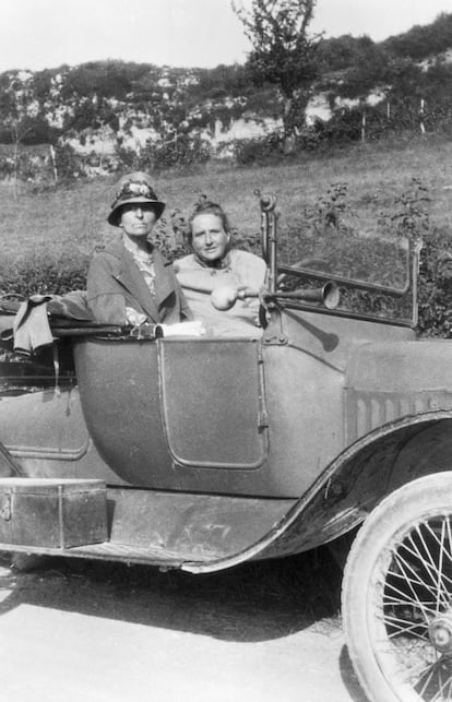 Alice B. Toklas y Gertrude Stein recorren la campiña francesa en 1927.