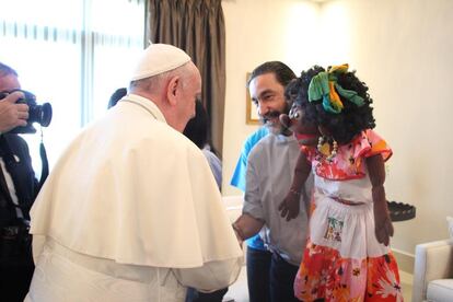 José Antonio Maeso, que porta al títere Pazita, saluda al papa Francisco en las Jornadas de la Juventud celebradas en Panamá en 2019.