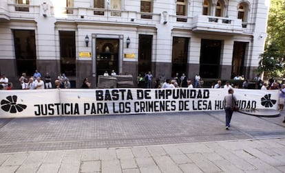 Un grupo de activistas se manifiestan frente a la sede de la Suprema Corte de Justicia en Montevideo (Uruguay).