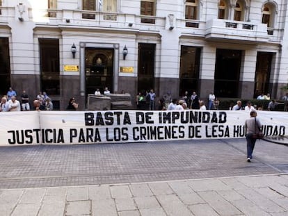 Un grupo de activistas se manifiestan frente a la sede de la Suprema Corte de Justicia en Montevideo (Uruguay).