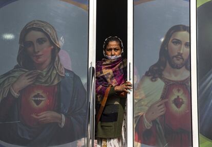 Una mujer cristiana sale después de asistir a una misa navideña en una iglesia en Gauhati (India).