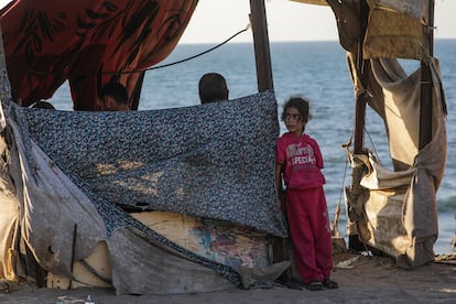 Una niña palestina cerca de la playa de Deir al Balah, en Gaza, este viernes.