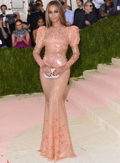 Beyoncé llegó a la gala benéfica del Anna Wintour Costume Institute, en el Museo Metropolitano de Nueva York, luciendo un vestido de látex y sin su esposo, Jay-Z. Una ausencia que volvió a dar que hablar, después de semanas de rumores de supuestas infidelidades del rapero a raíz de la publicación del nuevo disco de la cantante.