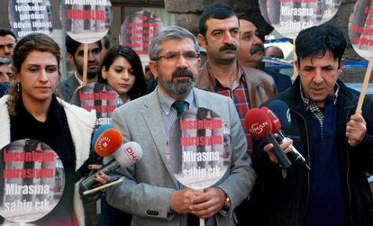 El president del Col·legi d'Advocats de Diyarbakir, Tahir Elçi (centre), es dirigeix als mitjans poc abans de la seva mort, al districte històric de Diyarbakir.