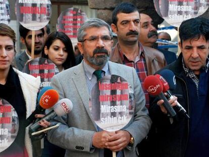 El president del Col·legi d'Advocats de Diyarbakir, Tahir Elçi (centre), es dirigeix als mitjans poc abans de la seva mort, al districte històric de Diyarbakir.