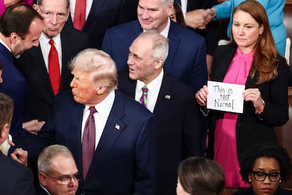  La congresista demócrata Melanie Stansbury sostiene un cartel mientras el presidente estadounidense Donald Trump llega al Congreso.