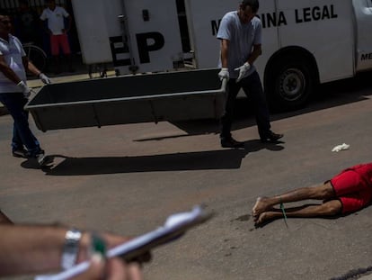 Peritos chegam para recolher o corpo de Lúcio, morto às 8h de um sábado em Natal, em março de 2018. 