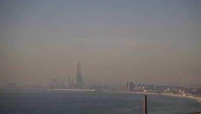 Barcelona, en pleno episodio de contaminación, desde el litoral.