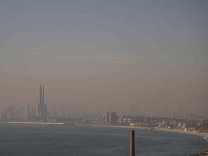 Barcelona, en pleno episodio de contaminación, desde el litoral.