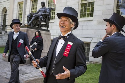 Ex-formandos de Harvard com trajes a rigor em 26 de maio, dia das formaturas. Mitch Dong, em primeiro plano, é membro do Fly Club.