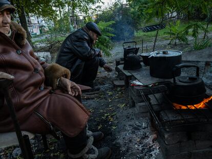 Habitantes de la ciudad de Liman, en Donetsk, cocinaban en la calle el día 16 tras la destrucción de las tuberías de gas.