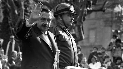 Raúl Alfonsín en el desfile militar del 9 de julio de 1987, en Buenos Aires.
