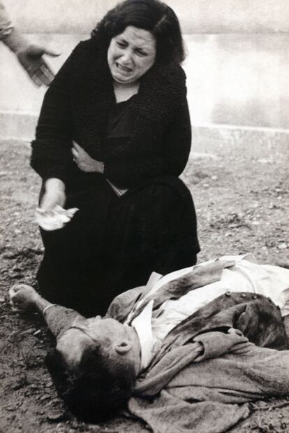 La viuda de Gabriel Pernau llora la muerte de su marido (1937).