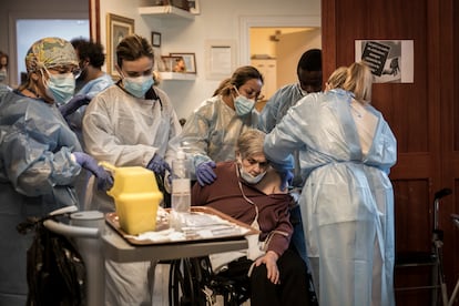 Un equipo de sanitarios prepara las dosis de la vacuna de Pfizer para una residencia de ancianos de Barcelona.