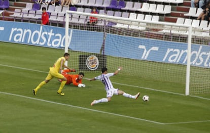 Javi Guerra marca uno de sus dos goles.