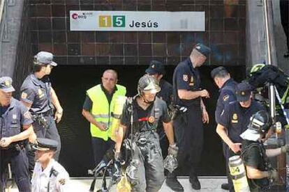 Agentes de policía y bomberos abandonan la estación tras participar en las tareas de rescate.